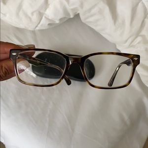 Brown tortoise Ray-Bans